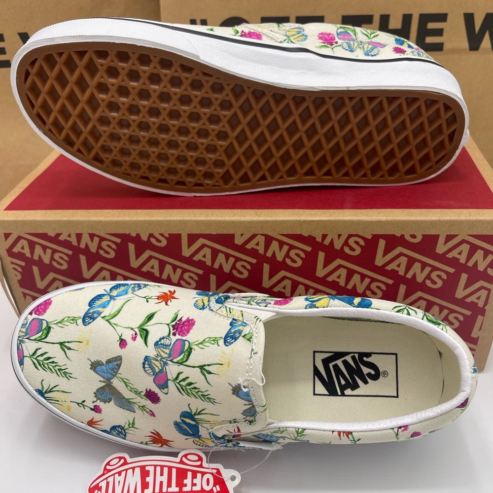Vans Men's Classic Slip-On Butterfly Floral Marshmallow Sneakers
VN0A5AO8UC0 - Picture 14 of 16